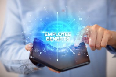 İş adamı katlanabilir bir akıllı telefon tutuyor, yeni iş konsepti