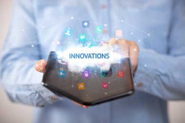 İş adamı katlanabilir bir akıllı telefon tutuyor, teknoloji konsepti