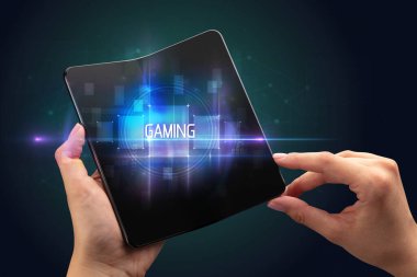 Katlanabilir akıllı telefonu olan bir iş adamı