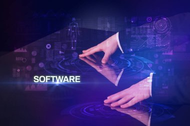 İş adamı büyük ekrana dokunuyor