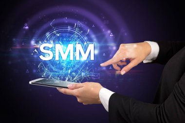 Kısaltmalı dokunmatik ekranın yakın plan görüntüsü.