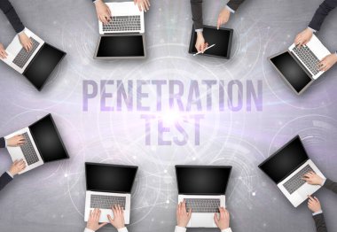 Bir dizüstü bilgisayarın önünde bir grup insan, güvenlik kavramı