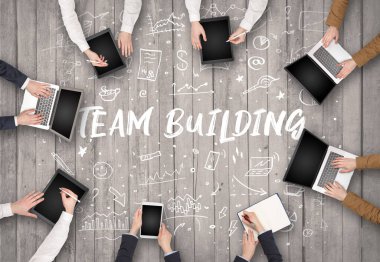 Ofiste çalışan bir grup iş adamı