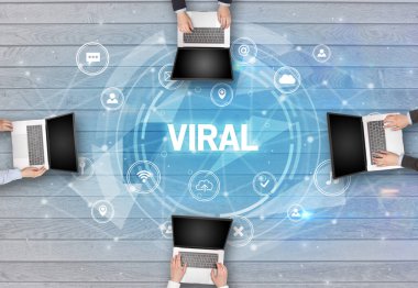 Bir grup insan toplantı yapıyor.