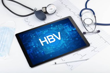 Tıbbi kısaltmalı bir tabletin yakın plan görüntüsü