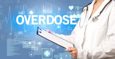 Genç doktor notlar yazıyor.