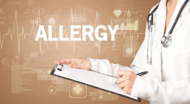 Genç doktor notlar yazıyor.