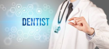 Sana ilaç veren bir doktorun yakın çekimi.