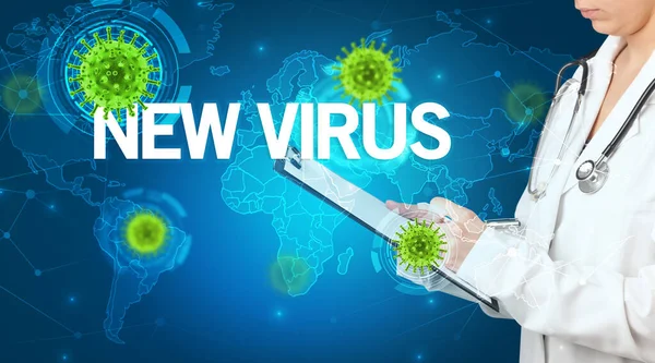 Doktor tıbbi kayıtları dolduruyor.