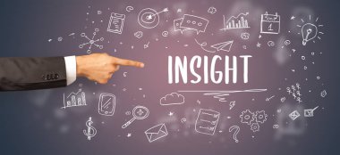 İşletme yazıtlarına işaret eden kırpılmış elin yakın çekimi