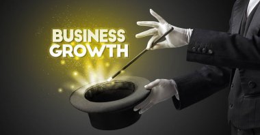 Sihirbaz sihir numarası yapıyor.