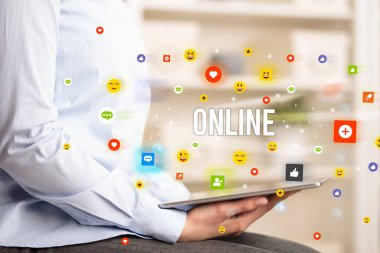 multimedya oynayan iş adamı