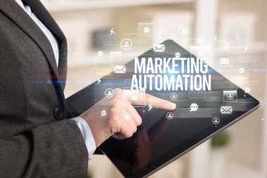 Modern teknoloji konseptini arayan bir tabletin yakın çekimi