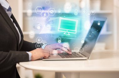 Bilgisayarda dijital simgelerle çalışan eller