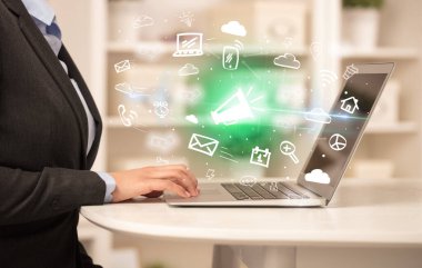 İşadamı yeni iş konseptiyle dizüstü bilgisayarda çalışıyor