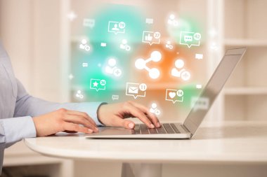 Sosyal medya ağında sörf yapan genç kişi