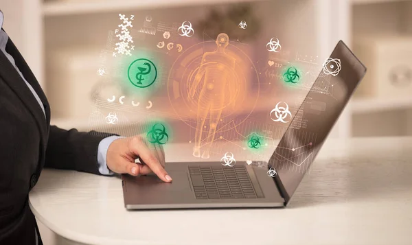 Arzt arbeitet an Laptop mit Gesundheitskonzept — Stockfoto