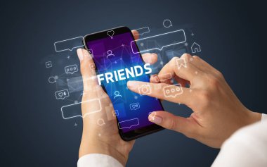 Sosyal medya kavramına sahip akıllı telefon kullanımı