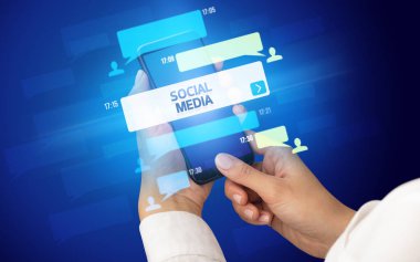 Sosyal medya kavramına sahip akıllı telefon kullanımı