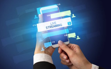 Sosyal medya kavramına sahip akıllı telefon kullanımı