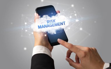 Bulut iş konsepti olan akıllı telefon kullanımı