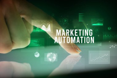 İş grafikleri ve simgeler konseptiyle tablete dokunmak