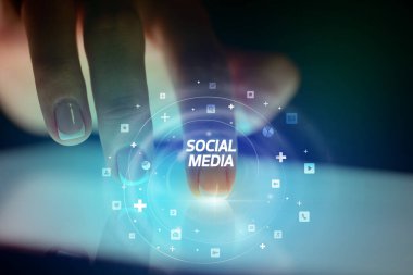 Sosyal medya simgeleri kavramlı parmak dokunuşu tableti
