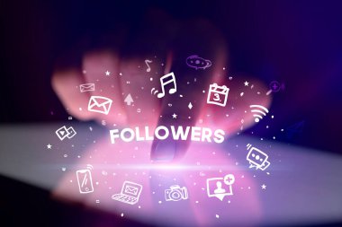 Sosyal medya simgeleri kavramlı parmak dokunuşu tableti