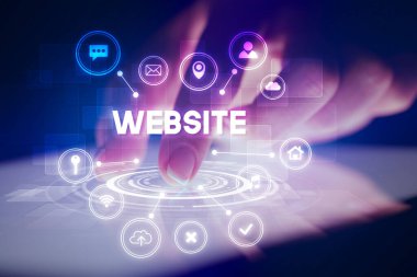 Web teknolojisi simgeleriyle tablete dokunmak