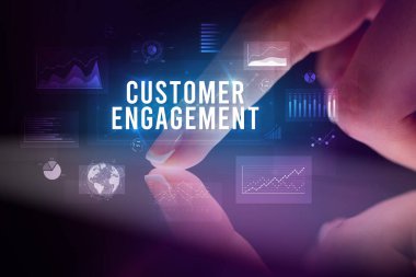 İş grafikleri ve simgeler konseptiyle tablete dokunmak