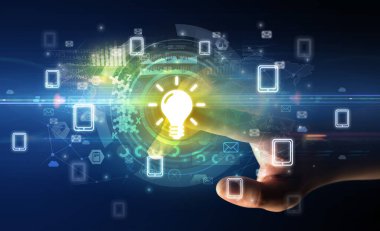 Gelecekteki teknoloji kavramı ile yumuşak jest multimedya ekranına dokunmak