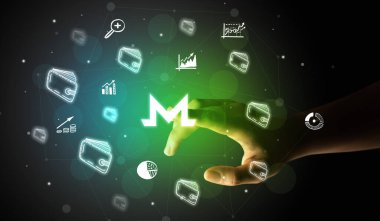 İş adamı parmağı ekranda elle çizilmiş para birimi simgeleriyle çokluortam arayüzüne dokunuyor