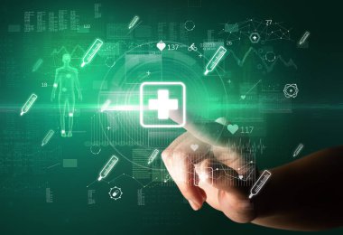 Doktor el, ekranda tıbbi sembollü fütüristik sağlık aygıtı kullanıyor.