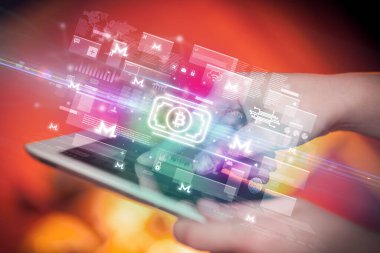 Tablet, para birimi kavramı kullanan bir elin yakın plan görüntüsü