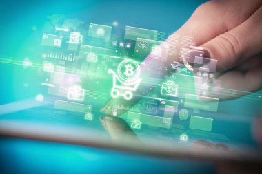 Tablet, para birimi kavramı kullanan bir elin yakın plan görüntüsü