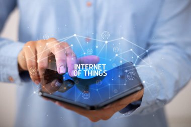 Katlanabilir akıllı telefonu olan bir iş adamı, yeni teknoloji konsepti