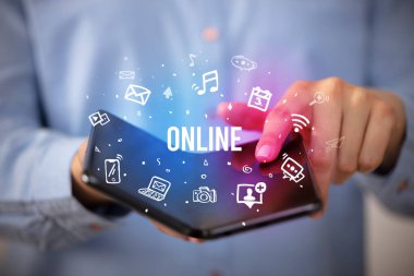 Katlanabilir akıllı telefonu olan bir iş adamı, sosyal medya kavramı