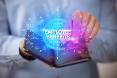 İş adamı katlanabilir bir akıllı telefon tutuyor, yeni iş konsepti