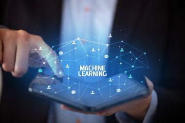 Katlanabilir akıllı telefonu olan bir iş adamı, yeni teknoloji konsepti