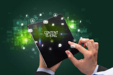 Katlanabilir akıllı telefonu olan bir iş adamı, sosyal medya kavramı