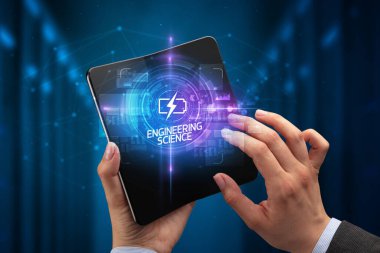 İş adamı katlanabilir bir akıllı telefon tutuyor, teknoloji konsepti