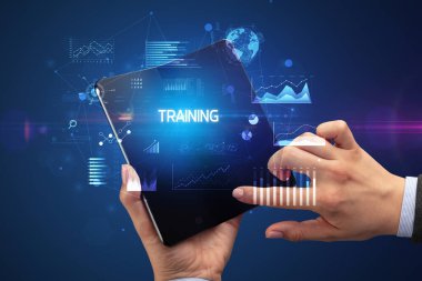 İş adamı katlanabilir bir akıllı telefon tutuyor, iş konsepti