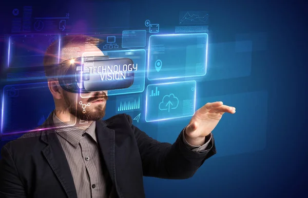 Podnikatel prohlíží brýle Virtual Reality, koncept technologie — Stock fotografie
