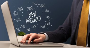 Dizüstü bilgisayar ve e-ticaret konsepti üzerinde çalışan bir iş adamı