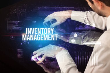 İş adamı dev ekrana dokunuyor