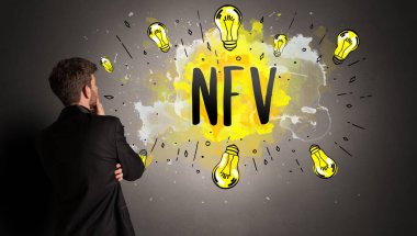 Adam renkli ampul çiziyor.