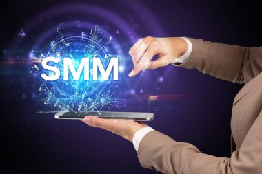 Kısaltmalı dokunmatik ekranın yakın plan görüntüsü.