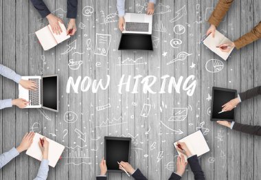 Ofiste çalışan bir grup iş adamı