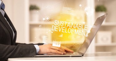 Bilgisayarda çalışan bir iş adamının yan görüntüsü