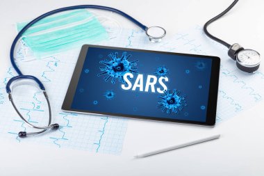 Beyaz yüzeyde tablet pc ve doktor araçları